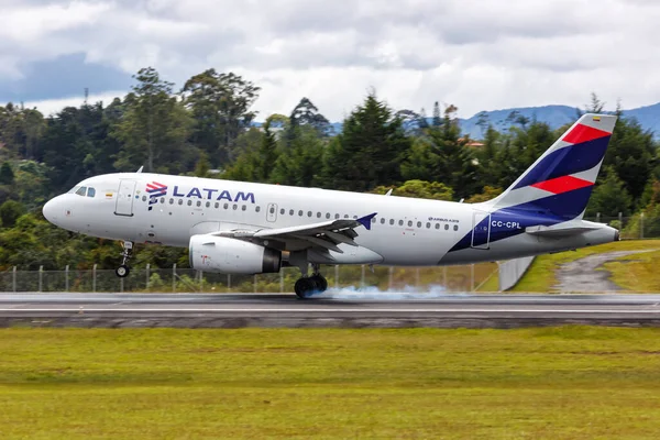 Medellin Κολομβία Απριλίου 2022 Latam Αεροπλάνο Airbus A319 Στο Αεροδρόμιο — Φωτογραφία Αρχείου