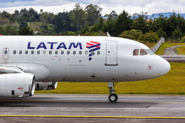 Medellin Colombia April 2022 Latam Airbus A320 Airplane Medellin Rionegro — Stock Photo, Image