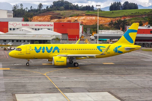 Medellín Colômbia Abril 2022 Avião Vivaair Airbus A320Neo Aeroporto Medellín — Fotografia de Stock