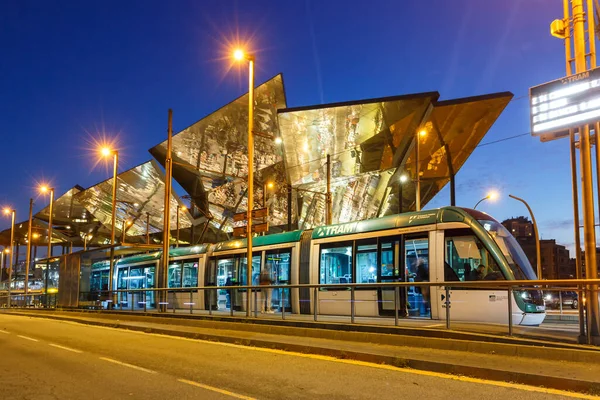 西班牙巴塞罗那 2022年2月18日现代阿尔斯通城堡轻轨电车 Modern Alstom Citadis Light Rail Tram Public Transport — 图库照片