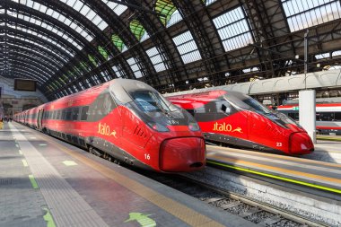 Milan, İtalya - 22 Mart 2022 Italo ETR 675 Pendolino yüksek hızlı trenleri Nuovo Trasporto Viaggiatori NTV Milano Centrale tren istasyonu, İtalya.