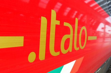 Milan, İtalya - 22 Mart 2022 İtalya logosu Milano 'daki Milano Centrale tren istasyonunda Nuovo Trasporto Viaggiatori NTV' nin yüksek hızlı trenine bindi..
