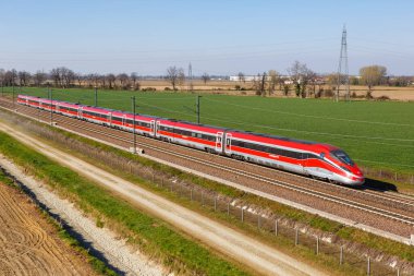 Melegnano, İtalya - 24 Mart 2022 Frecciarossa FS ETR 1000 hızlı trenle Milano - Bologna yüksek hızlı demiryolu hattı Melegnano, İtalya yakınlarındaki.