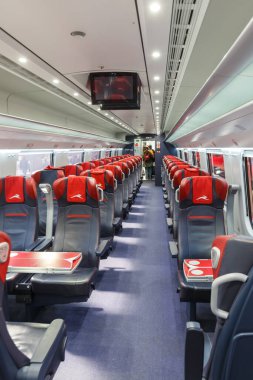 Milan, İtalya - 22 Mart 2022 Bir Italo ETR 675 Pendolino yüksek hızlı treni Nuovo Trasporto Viaggiatori NTV Milano Centrale tren istasyonu, İtalya.