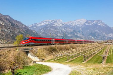 Avio, İtalya - 25 Mart 2022 Frecciarossa FS ETR 1000 hızlı Trenitalia treni Avio, İtalya yakınlarındaki Brenner Demiryolu üzerinde.