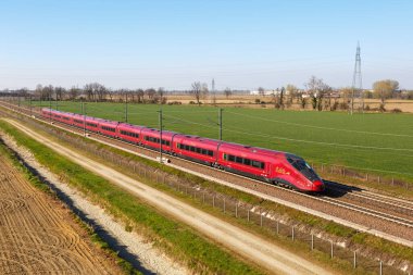 Melegnano, İtalya - 24 Mart 2022 Italo AGV yüksek hızlı treni Nuovo Trasporto Viaggiatori NTV Milan - Bologna yüksek hızlı tren hattı Melegnano, İtalya yakınlarındaki.
