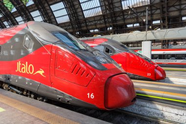 Milan, İtalya - 22 Mart 2022 Italo ETR 675 Pendolino yüksek hızlı trenleri Nuovo Trasporto Viaggiatori NTV Milano Centrale tren istasyonu, İtalya.