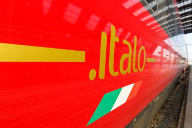 Milan, İtalya - 22 Mart 2022 İtalya logosu Milano 'daki Milano Centrale tren istasyonunda Nuovo Trasporto Viaggiatori NTV' nin yüksek hızlı trenine bindi..