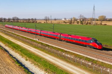Melegnano, İtalya - 24 Mart 2022 Italo ETR 675 Pendolino yüksek hızlı treni Nuovo Trasporto Viaggiatori NTV Milan - Bologna yüksek hızlı demiryolu hattı Melegnano, İtalya yakınlarındaki.