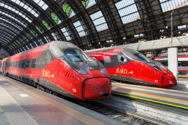 Milan, İtalya - 22 Mart 2022 Italo ETR 675 Pendolino yüksek hızlı trenleri Nuovo Trasporto Viaggiatori NTV Milano Centrale tren istasyonu, İtalya.