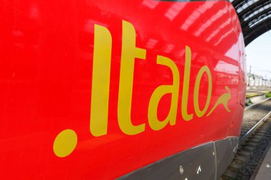 Milan, İtalya - 22 Mart 2022 İtalya logosu Milano 'daki Milano Centrale tren istasyonunda Nuovo Trasporto Viaggiatori NTV' nin yüksek hızlı trenine bindi..