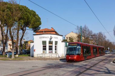 Venedik, İtalya - 20 Mart 2022 Plastik tramvay tipi Translohr Venedik, İtalya 'daki Üstat' ta toplu taşıma.