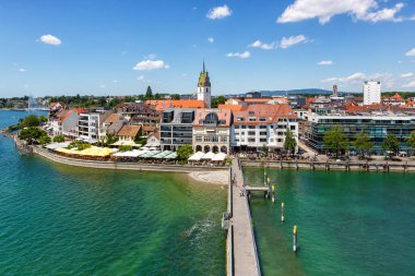 Constance Bodensee Gölü 'ndeki Friedrichshafen rıhtımı Almanya' nın yukarısından seyahat ediyor.
