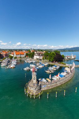 Lindau ve marina kasabası Constance Bodensee gölünde portre formatında yatlar Almanya 'nın en yüksek manzarasından seyahat ediyor.