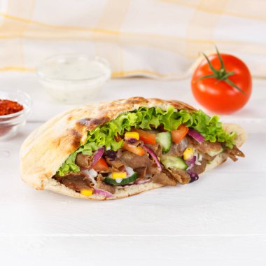 Doner Kebap Doner Kebap Tahta kareli bir aperatifin üzerinde düz ekmekli fast food