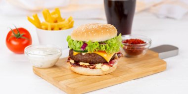 Hamburger, çizburger, fast food, kola, patates kızartması ve ahşap panorama menüsü.