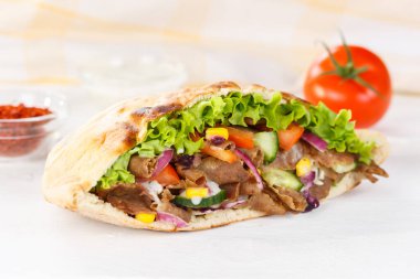 Doner Kebap Doner Kebap Tahta bir aperatifin üzerinde düz ekmekli fast food