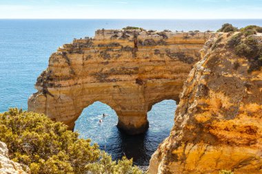 Algarve plajı Praia da Marinha kalp şekli kaya oluşumu Portekiz 'de deniz yolculuğu tatili