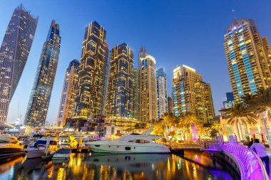 Dubai Marina Ufuk Çizgisi Yat Limanı Mimarisi Birleşik Arap Emirlikleri 'nde alacakaranlıkta seyahat ediyor.
