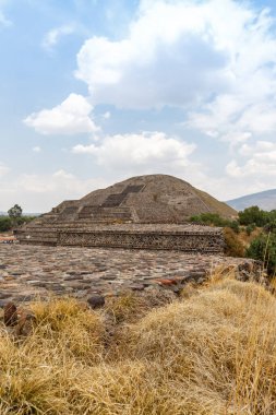 Ay Piramidinin Ay Piramidi portresi Meksika 'nın Teotihuacan antik şehrinde seyahat eder.