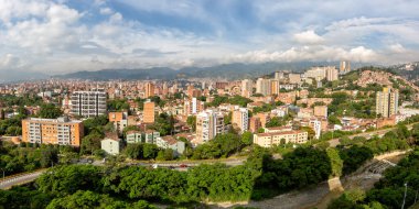 Medellin şehri, Kolombiya 'nın Robledo ve Los Colores bölgelerindeki panorama manzarasını geziyor.