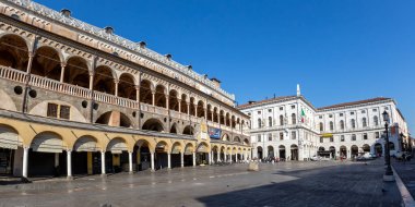 Piazza delle Erbe Panorama 'daki Padova Palazzo della Ragione tatil için İtalya' ya seyahat ediyor.