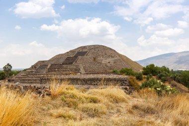 Ay Piramidi Meksika 'nın Teotihuacan antik şehrinde seyahat eder.
