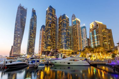 Dubai Marina Ufuk Çizgisi Yat Limanı Mimarisi Birleşik Arap Emirlikleri 'nde alacakaranlıkta seyahat ediyor.
