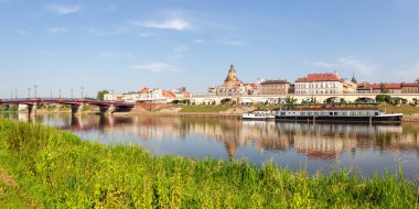 Gorzow Wielkopolski kasabası, Warta nehrindeki panorama Polonya 'da seyahat ediyor.