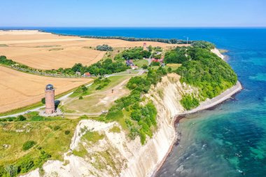 Baltık Denizi 'ndeki Rugen adasındaki Kap Arkona' nın deniz feneri ve tebeşirle kaplı uçurumları Almanya 'da geziyor.