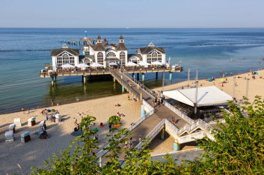 Almanya 'da alacakaranlık portresi formatında, Baltık Denizi' ndeki Rugen adasındaki Sellin sahil beldesinde rıhtım.