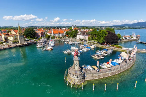 在德国 林道和康斯坦茨波登塞湖中的码头小镇乘游艇从高处游览 — 图库照片