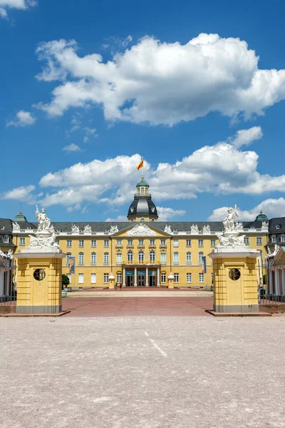 カールスルーエ城王宮バロック建築都市肖像画形式ドイツでの旅行 — ストック写真