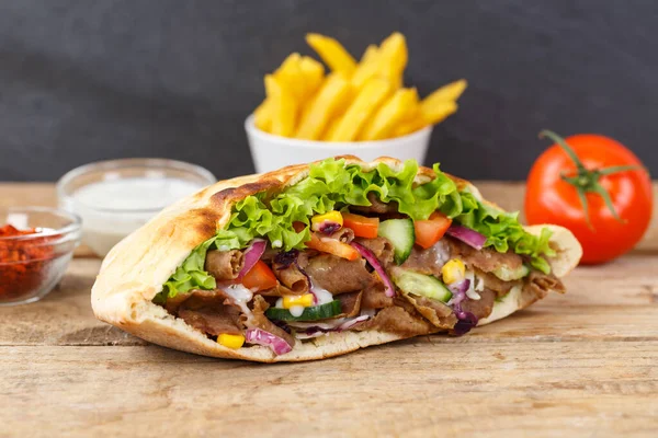 Doner Kebab Doner Kebap Fast Food Posiłek Flatbread Frytkami Drewnianej — Zdjęcie stockowe