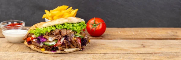 Doner Kebab Doner Kebap Fast Food Flatbread Panoramą Frytek Drewnianej — Zdjęcie stockowe