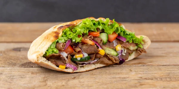 Doner Kebab Doner Kebap Fast Food Focaccia Tavola Legno Panorama — Foto Stock