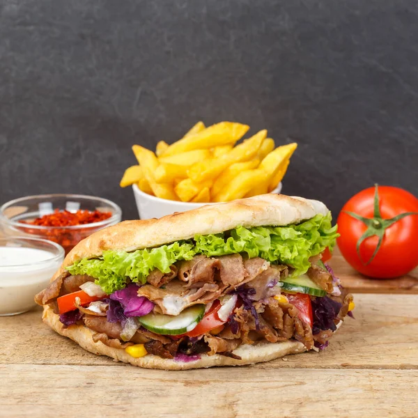 Doner Kebab Doner Kebap Pasto Fast Food Focaccia Con Patatine — Foto Stock