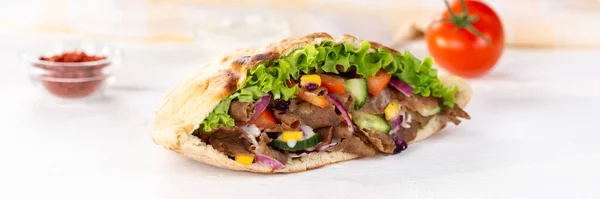 Doner Kebab Doner Kebap Fast Food Focaccia Tavola Legno Panorama — Foto Stock