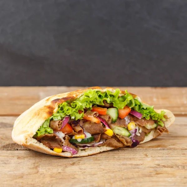 Doner Kebab Doner Kebap Fast Food Focaccia Una Tavola Legno — Foto Stock