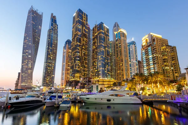 Dubai Marina Skyline Yate Puerto Arquitectura Viajar Noche Crepúsculo Emiratos —  Fotos de Stock