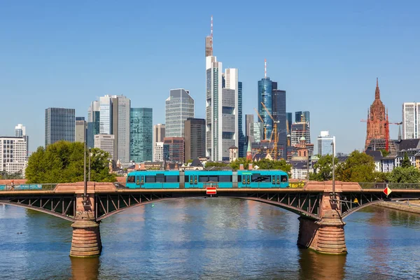 Frankfurter Skyline Mit Main Und Straßenbahn Auf Ignatz Bubis Brücke — Stockfoto