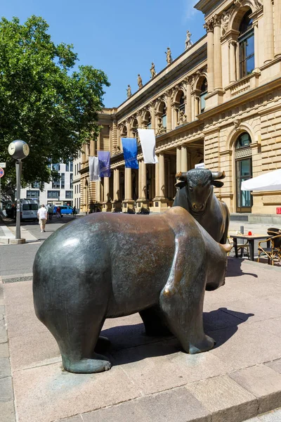 フランクフルト証券取引所におけるブル アンド ベアの肖像画フォーマット — ストック写真