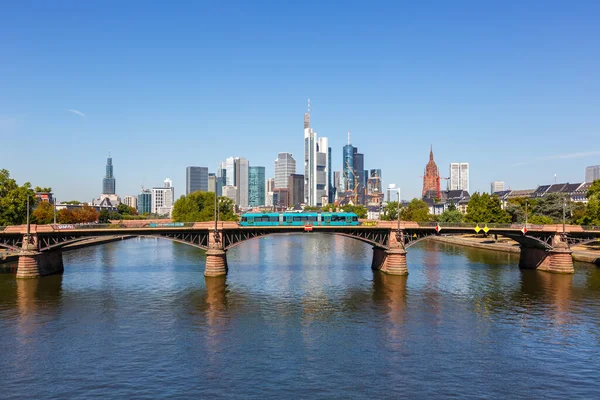 Frankfurt Skyline Con Río Main Tranvía Ignatz Bubis Puente Ciudad —  Fotos de Stock