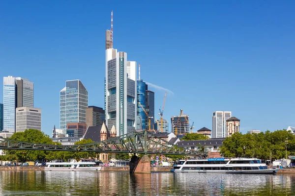 Frankfurter Skyline Mit Main Und Eiserner Steg — Stockfoto