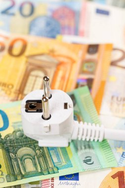 Elektrik fiyatının maliyeti kablo hattı portresi biçiminde elektrik kablosu ile sembolik fotoğraf