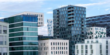 Oslo silueti modern şehir mimarisi gayrimenkul binaları Norveç 'in Barkod Bölgesi' nde panorama