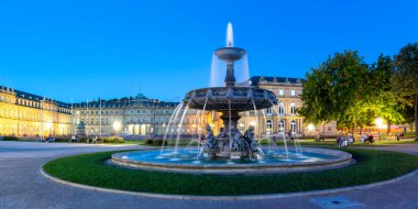 Stuttgart Şatosu Schlossplatz Meydanı Neues Schloss ve Almanya 'nın Alacakaranlık Şehri' ndeki çeşme gezisi manzarası
