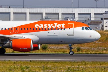Paris, Fransa - 4 Haziran 2022: EasyJet Airbus A320 uçağı Paris Orly havaalanında (ORY).
