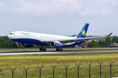Brüksel, Belçika - 21 Mayıs 2022: RwandAir Airbus A330-300 uçağı Brüksel havaalanında (BRU).