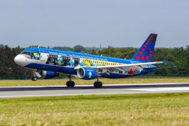 Brüksel, Belçika - 21 Mayıs 2022: Brüksel Havayolları Airbus A320 uçağı ile Brüksel havaalanında (BRU) Şirinler 'in özel renkleri.